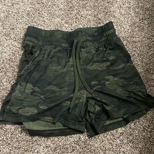Camouflage workout shorts w/ pockets